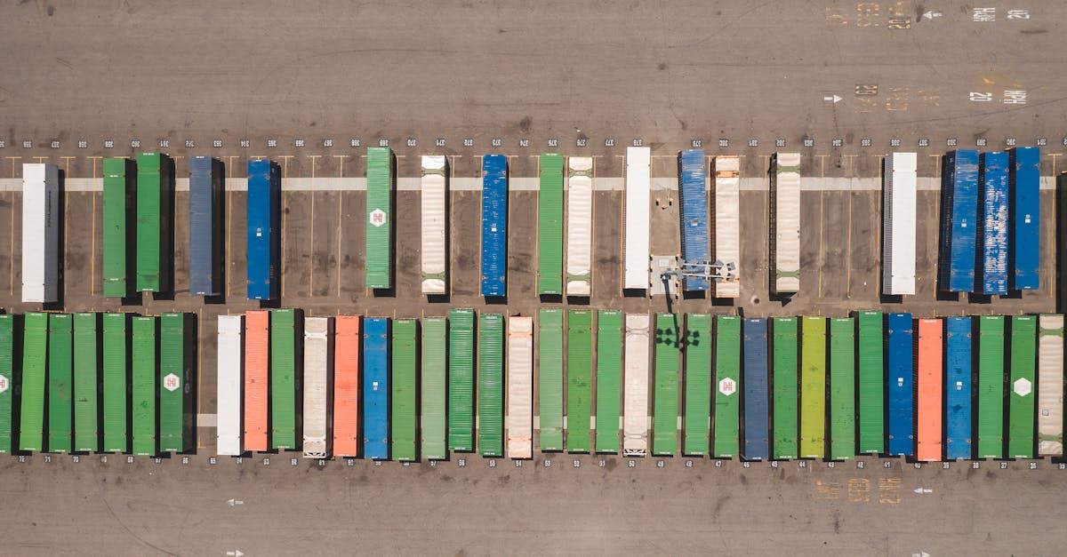 Czym różni się logistyka od spedycji? Różnice, role i przykłady w pigułce