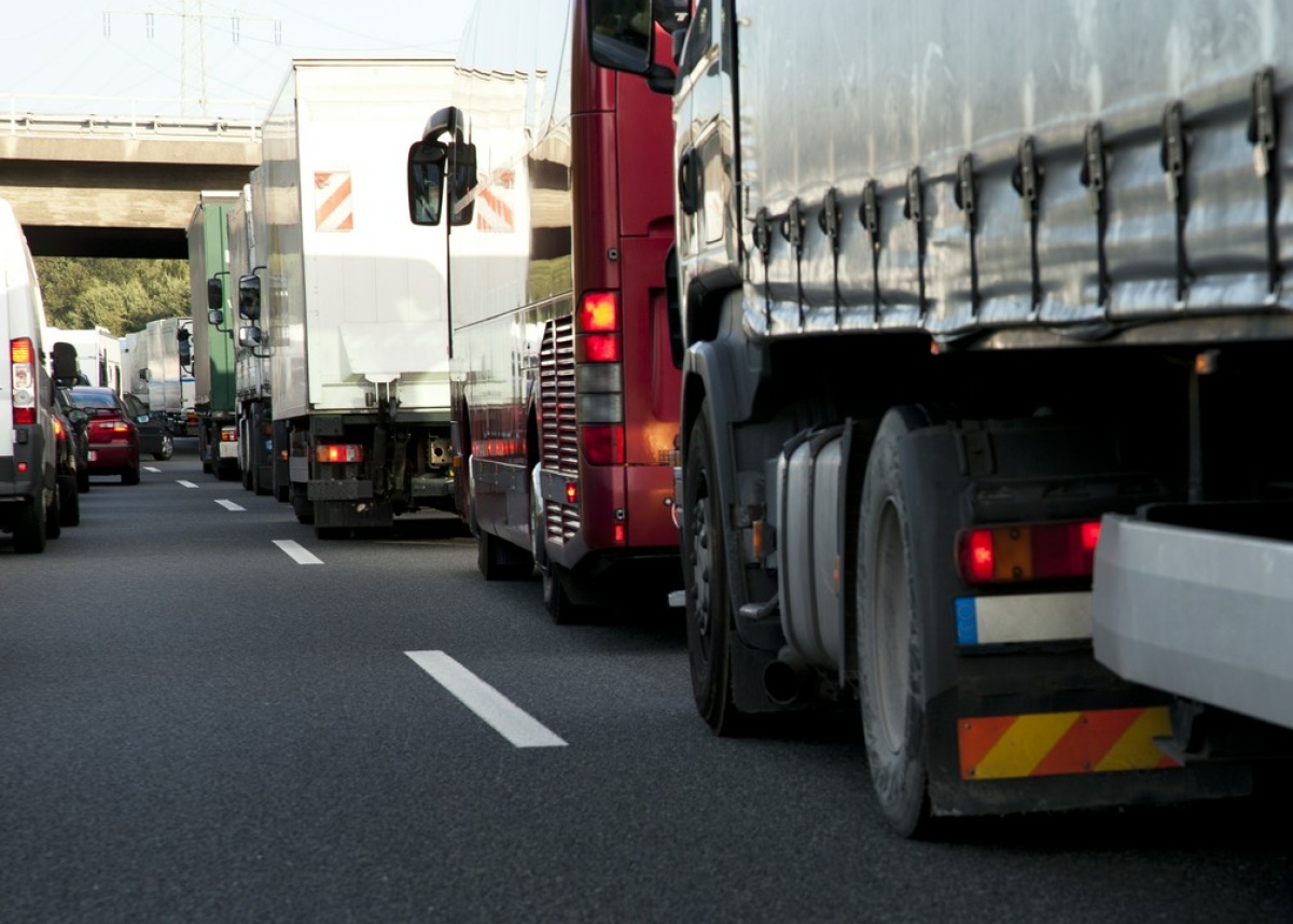 Transport drogowy, morski, kolejowy czy lotniczy do Szwecji – który wybrać?