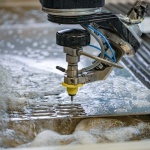 Na co zwrócić uwagę przy wyborze wycinarki waterjet?