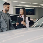 Jak działa VAT przy zakupie samochodu? Przewodnik po stawkach, odliczeniach i formalnościach dla firm i osób prywatnych